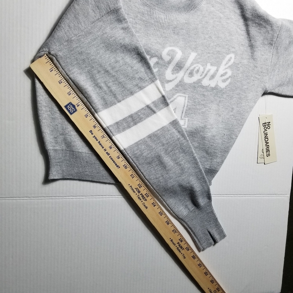 NWT NO BOUNDARIES WOMEN'S GRAY WITH WHITE SWEATER SIZE XS - Picture 10 of 13